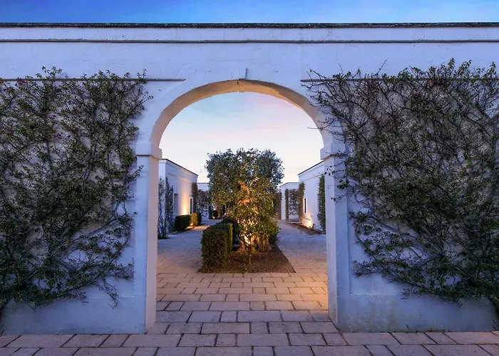 Hotel Rocco Masseria Torre Maizza 5*